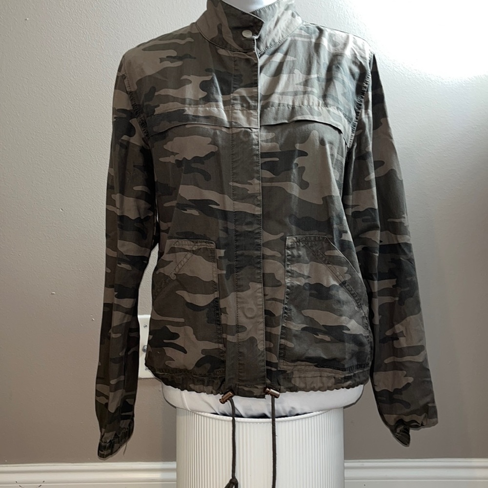Sanctuary Camo print long sleeve button up waist length jacket with pockets M